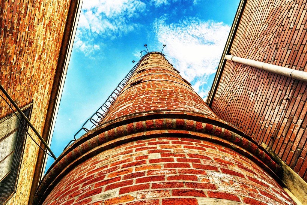 Ziegelschornstein von unten fotografiert